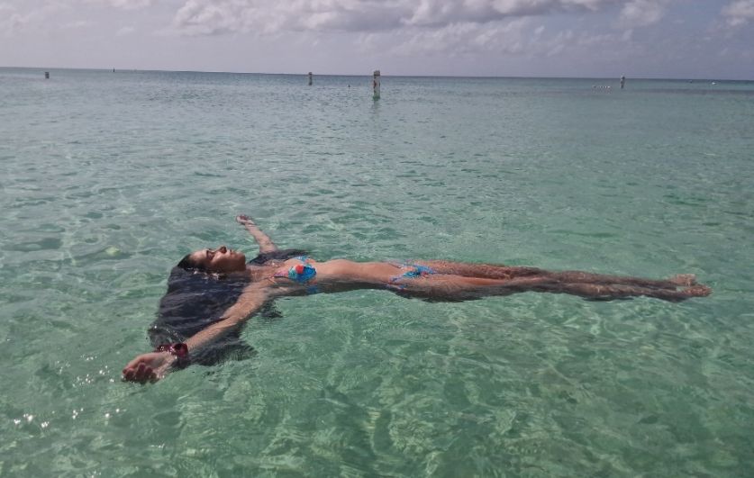 Cintia Martínez disfruta de la famosa "Playa de siete millas" en su viaje a Caimán