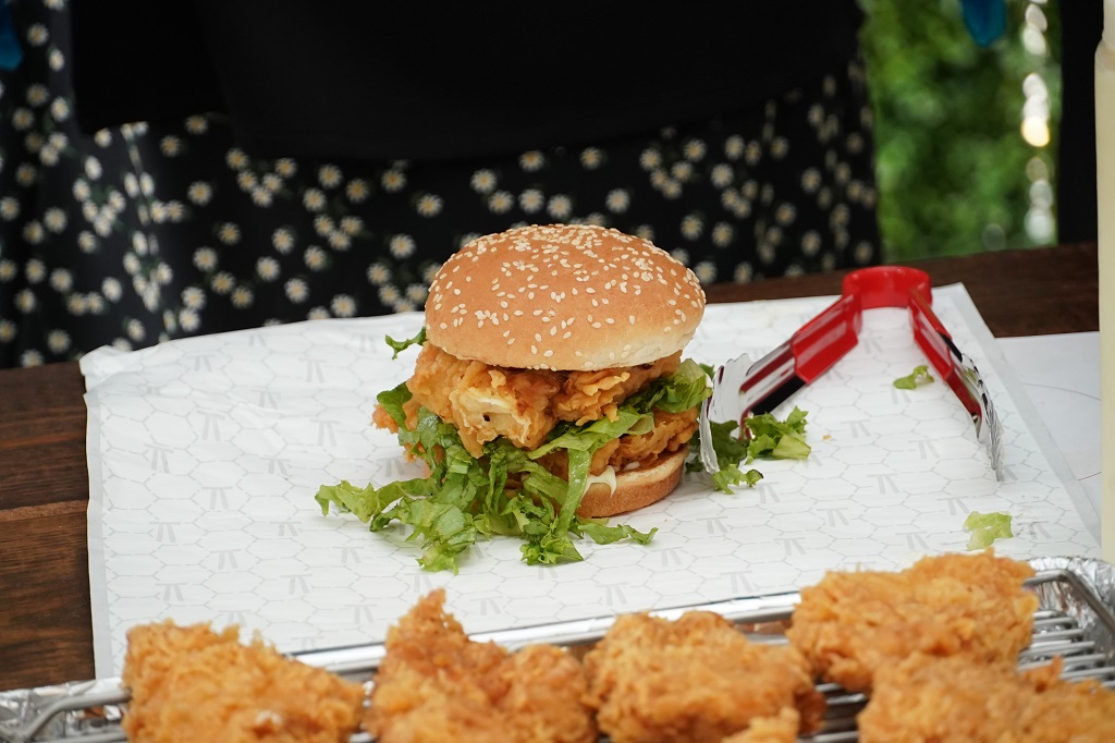 KFC presenta el relanzamiento de Zinger |  lóbulo trinidad y tobago