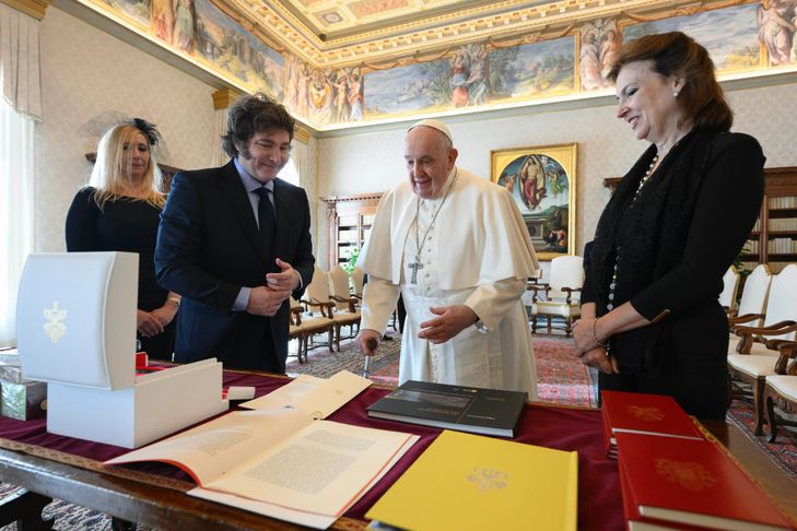 Le pape et le président argentin Milei échangent cadeaux et amabilités