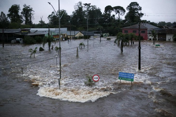 Brésil: 31 morts et 74 disparus dans le sud, submergé par les inondations