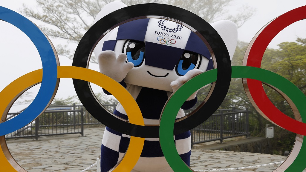 图为2020年东京奥运会吉祥物Miraitowa在东京以西八王子山上的奥运标志揭幕仪式后与奥运标志合影，以纪念奥运会开幕前100天。(Kim Kyung-Hoon/Pool Photo via美联社)