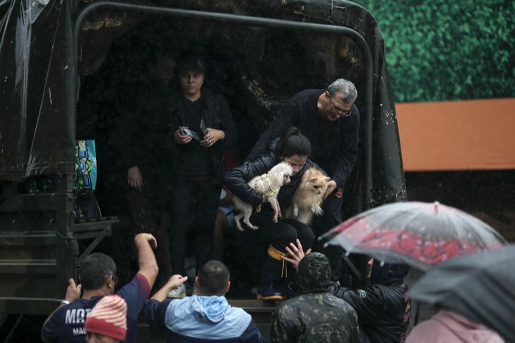 Brésil: 31 morts et 74 disparus dans le sud, submergé par les inondations