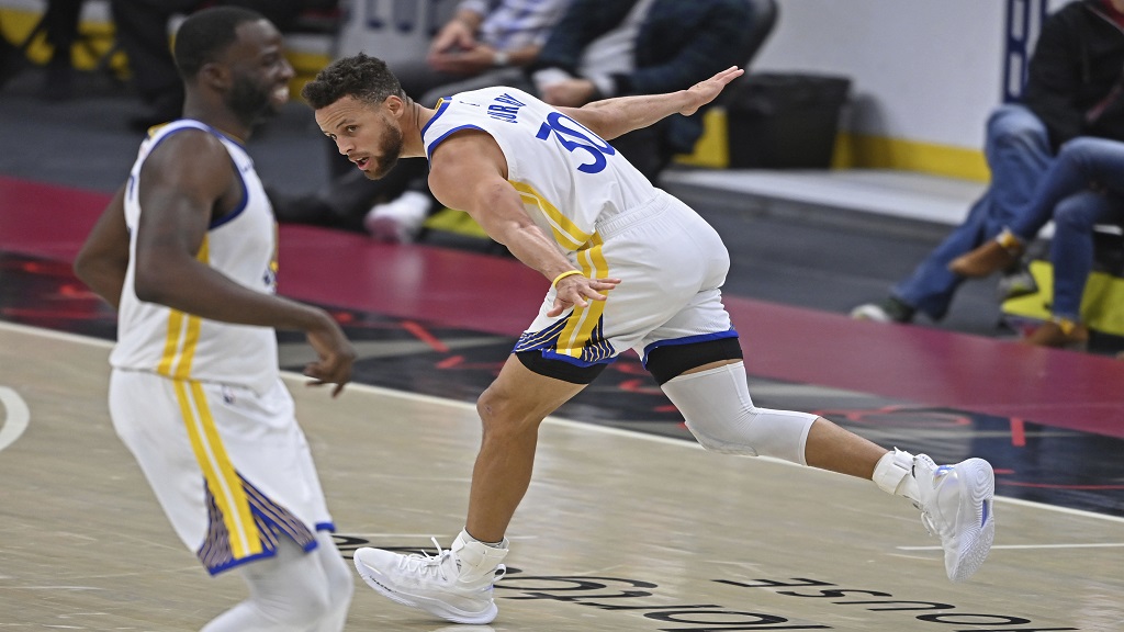 Warriors beat Clippers, await showdown with Suns
