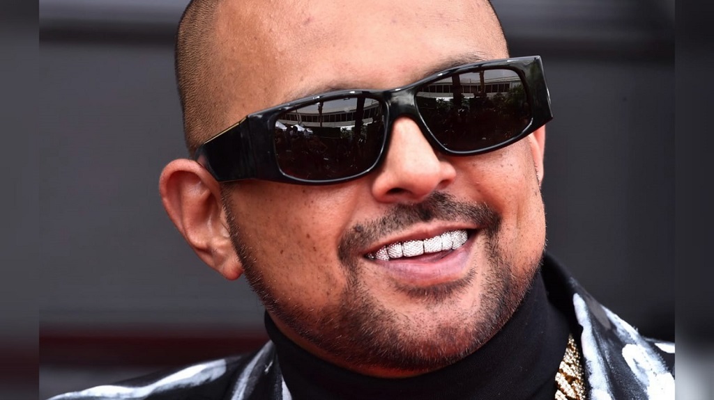 In case you missed the Sean Paul bling, here's a close-up.  (Photo: AP)