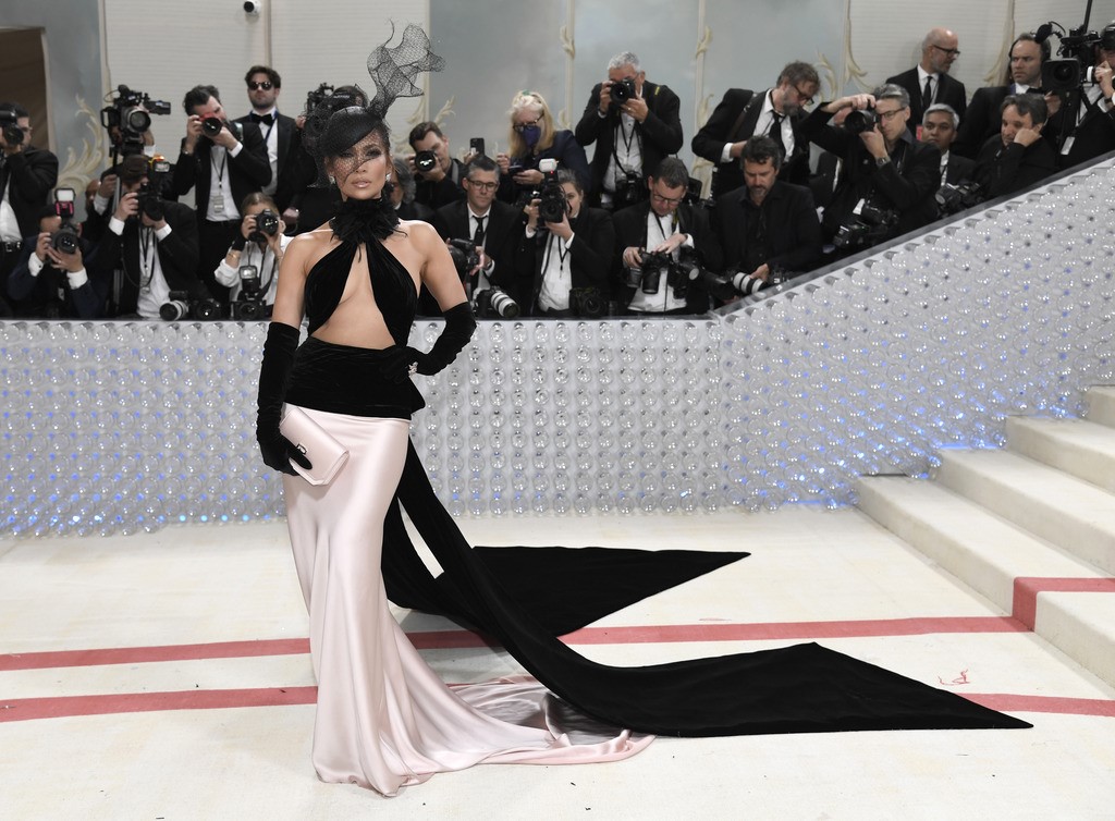 Emma Stone Embodies Flapper-Era Glamour at the Met Gala 2022