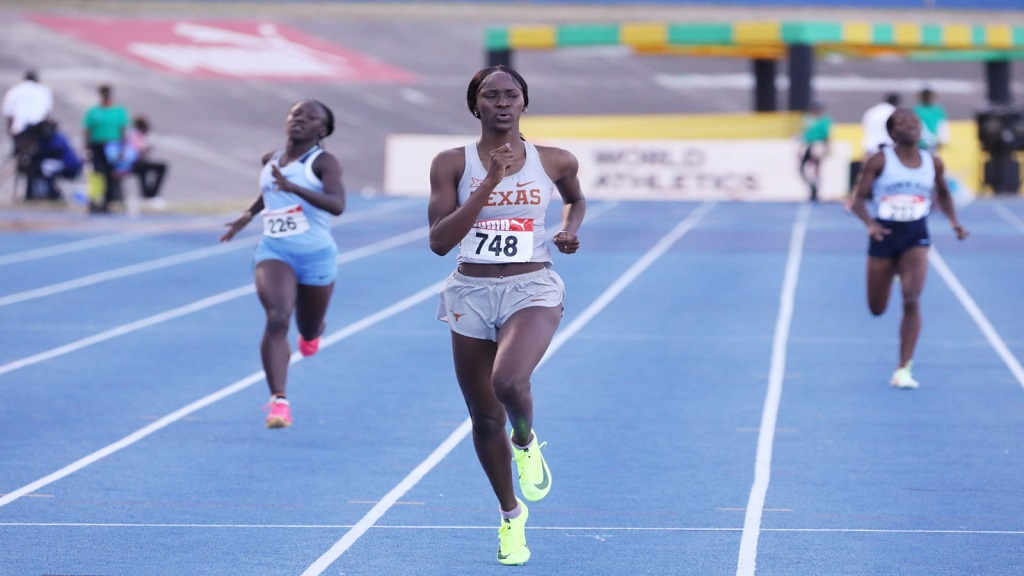 Dejanea Oakley wins the Girls' U20 400m. 