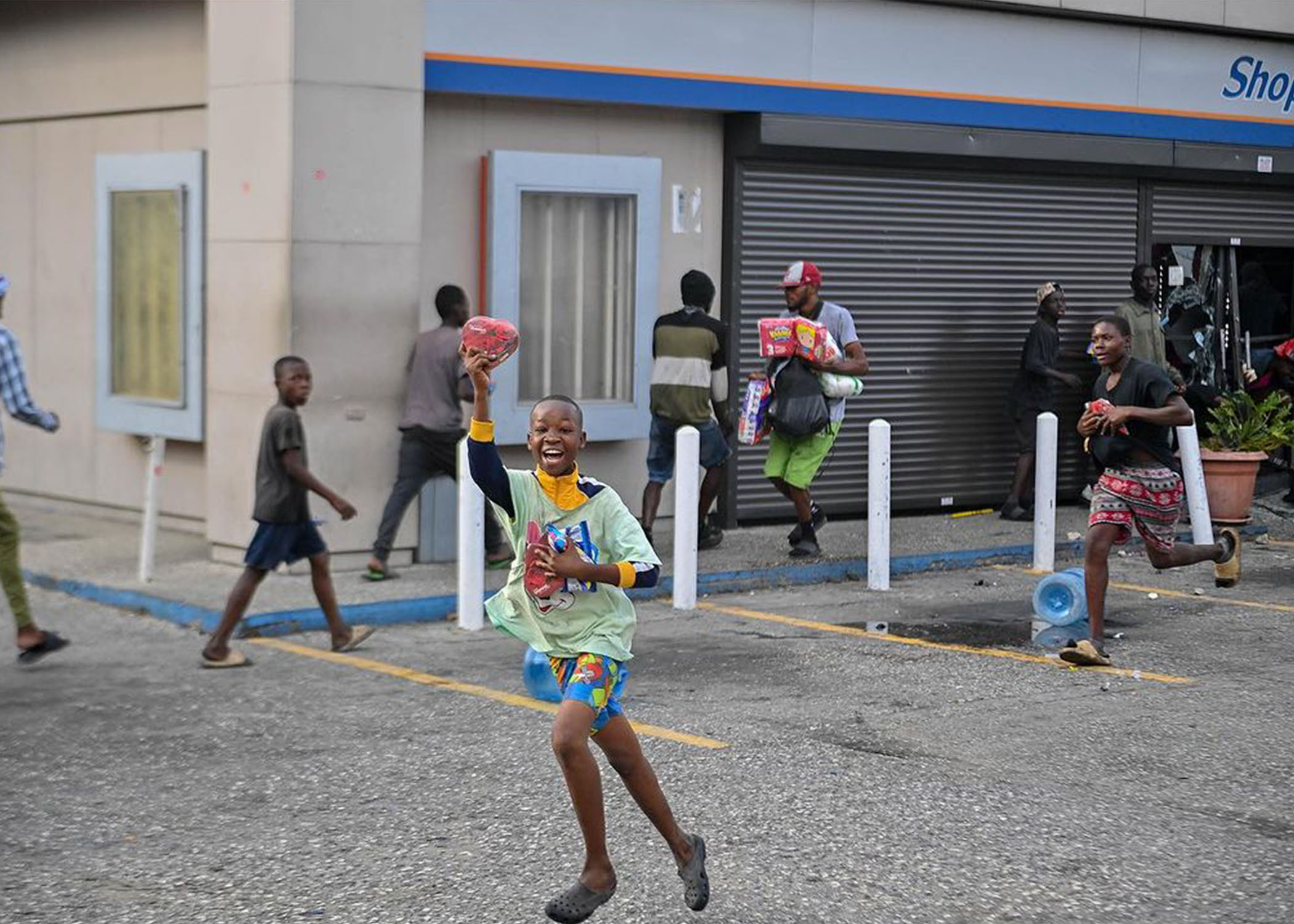 Des manifestants pillent un magasin à Pétion-Ville lors d'une manifestation réclamant le départ du Premier ministre haïtien Ariel Henry à Port-au-Prince le 6 février 2024. Le gouvernement haïtien a annoncé le 5 février 2024 une répression contre la Brigade de Sécurité des Aires Protégées (BSAP), accusée de violents affrontements avec la police la semaine dernière.
Richard PIERRIN / AFP