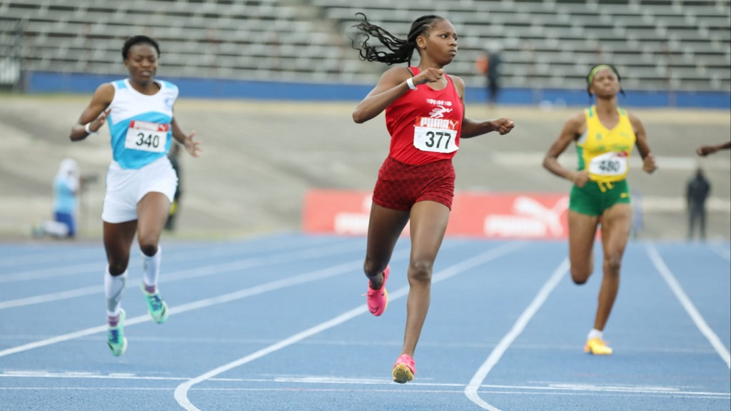 Shanoya Douglas (centre) at the CARIFTA Games trials in March 2024.
