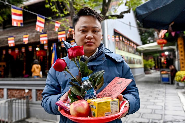 Vietnam: for Valentine's Day, young singles pray at the Pagoda of Love