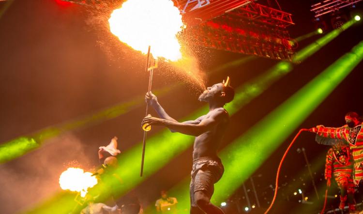 一个蓝色的魔鬼吹火在迪格塞尔的嘉年华周日在一起-音乐会。