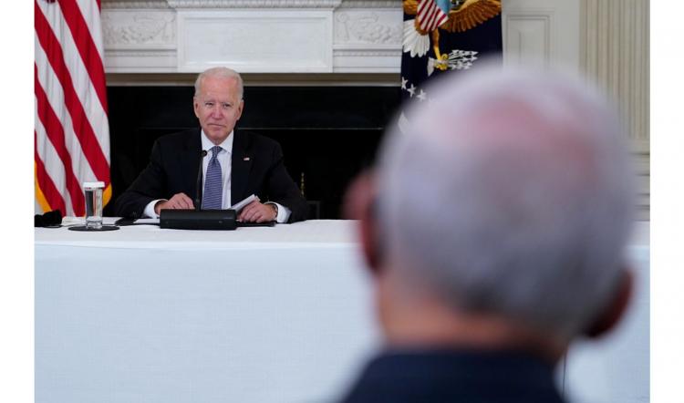 当地时间7月30日，美国总统拜登在华盛顿白宫国宴厅与古巴裔美国人领导人举行会谈，拜登总统(左)望向参议员鲍勃·梅内德斯(右)。(美联社照片/苏珊·沃尔什)