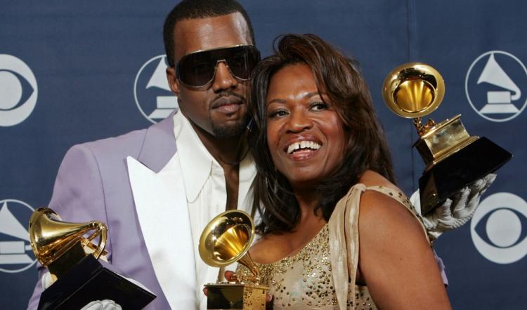 文件-在这张2006年2月8日的资料照片中，坎耶·维斯特和他的母亲唐达在第48届格莱美颁奖典礼的后台拿着他的三个奖项。韦斯特获得了最佳说唱专辑、最佳单曲和最佳歌曲奖。坎耶·韦斯特(Kanye West)在亚特兰大拥挤的人群面前发布了他的第十张录音室专辑《Donda》。他的专辑以他母亲的名字命名，他的母亲在2007年因整形手术并发症去世，享年58岁。(美联社图片/里德·撒克逊，文件)