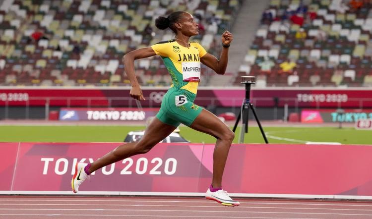 2021年8月4日，东京，2020年夏季奥运会女子400米半决赛，牙买加选手斯蒂芬妮·麦克弗森夺冠。(美联社照片/马丁•迈斯纳)。
