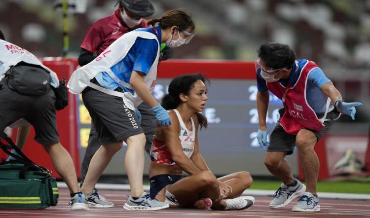 2020年8月4日，东京，2020年夏季奥运会女子七项200米决赛中，英国选手卡特琳娜·约翰逊-汤普森在预赛中摔倒后做出反应。(美联社照片/马丁·迈斯纳)