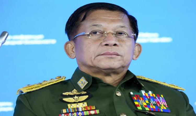 文件- 2021年6月23日，资料照片，缅甸武装部队总司令敏昂莱大将在俄罗斯莫斯科举行的第九届莫斯科国际安全会议上发表讲话。在从民选政府手中夺取政权六个月后，缅甸军方领导人于2021年8月1日(周日)重申了他的承诺，即在两年内举行新的选举，并与东南亚国家合作，为他的国家找到政治解决方案。(美联社图片/Alexander Zemlianichenko, Pool